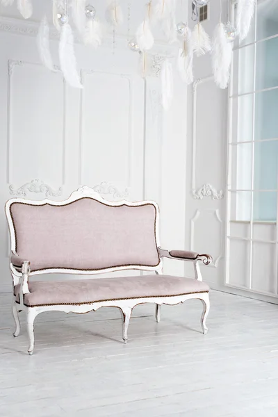 Classical white interior with pink sofa. — Stock Photo, Image