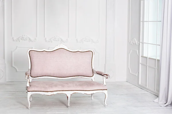 Klassisk vit interiör med rosa soffa. — Stockfoto