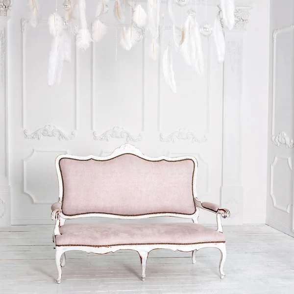 Classical white interior with pink sofa. — Stock Photo, Image