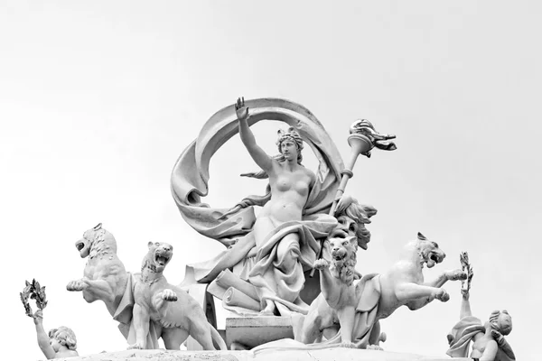 Staty av grekiska gudinnan Melpomene i en vagn dragen av fyra panthers. Operahuset, Odessa, Ukraina. — Stockfoto