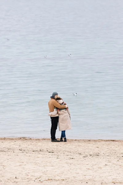 Happy relaxing couple on the coast in winter. — Stock Photo, Image