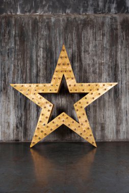 Beton duvar arka plan üzerinde büyük yıldız