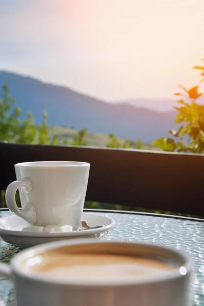 Xícara de café em um fundo de montanhas. Pequeno-almoço na natureza . — Fotografia de Stock