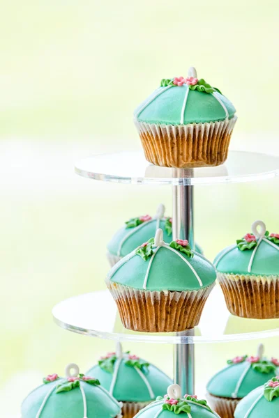 Cupcake matrimonio torre stand con torte turchesi. — Foto Stock