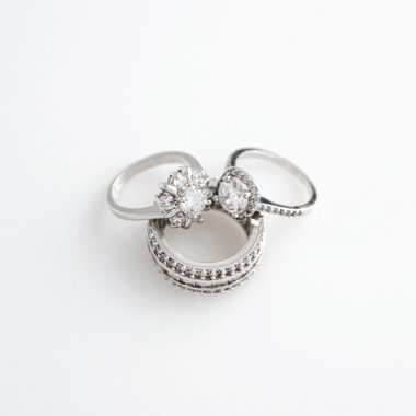 Lüks mücevher. Beyaz altın veya gümüş elmas yüzük. Seçici odak