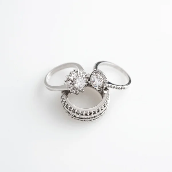 럭셔리의 보석 화이트 골드 또는 실버 다이아몬드 반지. 선택적 초점 — 스톡 사진