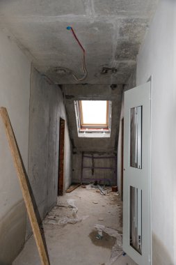 Daireler yeniden oluşturuluyor. Oda yenileme sırasında. Beton iç. Geliştirme.