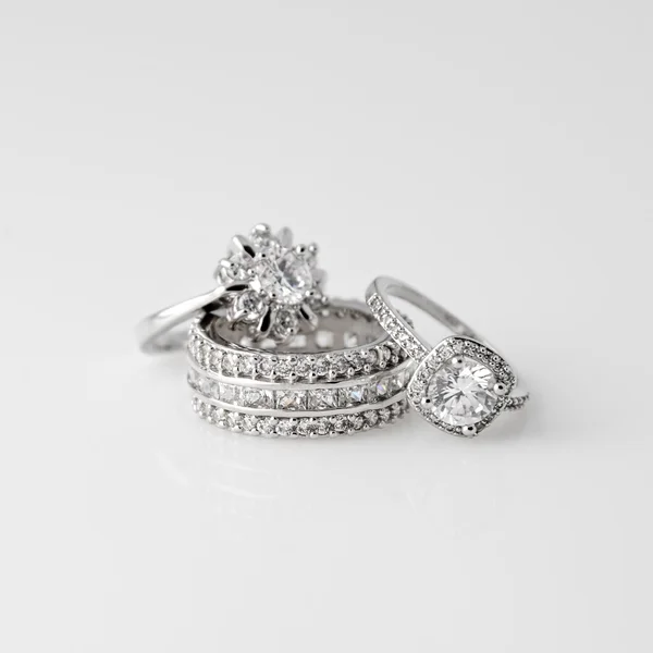 Jóias de luxo. Ouro branco ou anéis de prata com diamantes. Foco seletivo — Fotografia de Stock