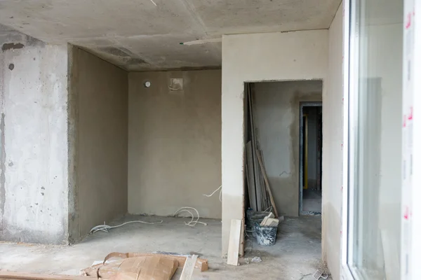 Rebuilding apartments. The room during renovation. Concrete interior. Development. — Stock Photo, Image
