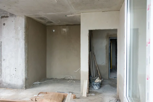 Daireler yeniden oluşturuluyor. Oda yenileme sırasında. Beton iç. Geliştirme.