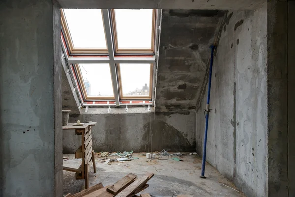 Reconstruyendo apartamentos. La habitación durante la renovación. Interior de hormigón. Desarrollo . — Foto de Stock