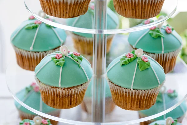 Cupcake matrimonio torre stand con torte turchesi. — Foto Stock