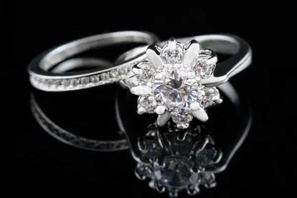Joyas de lujo. Anillos de compromiso en oro blanco o plata con diamantes en primer plano. Enfoque selectivo . — Foto de Stock