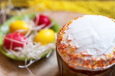 Paskalya kek ve renkli yumurta bir tablo. Seçici odak