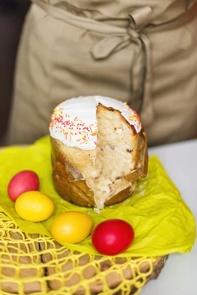 Pastel de Pascua y huevos de colores en una mesa. Enfoque selectivo — Foto de Stock