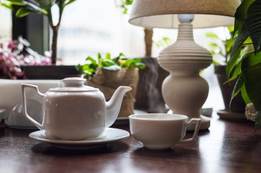 Çaydanlık ve bardak çay Cafe iç.