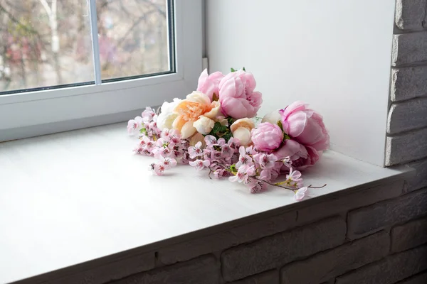 Buquê de flores brancas e rosa perto da janela . — Fotografia de Stock