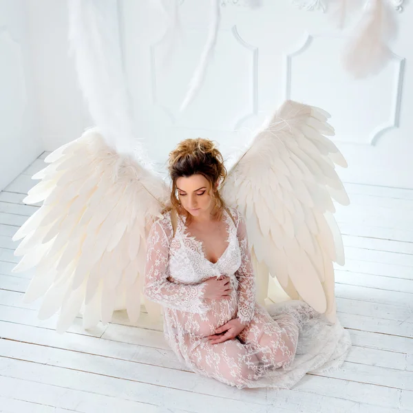 Menina grávida bonita com grandes asas de anjo — Fotografia de Stock