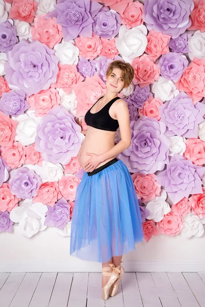 Gebelik fitness spor mutlu hamile kadın kavramı — Stok fotoğraf