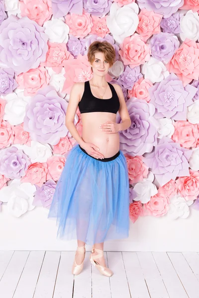 Terhesség fitness sport koncepció boldog terhes nő — Stock Fotó