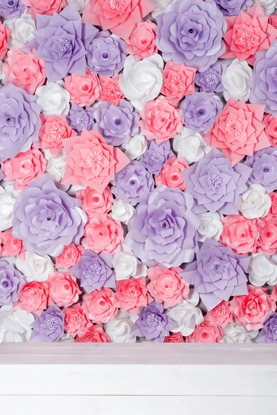 Bunte Papierblumen Hintergrund. Blumenschmuck mit handgefertigten Rosen für Hochzeitstag oder Geburtstag. — Stockfoto