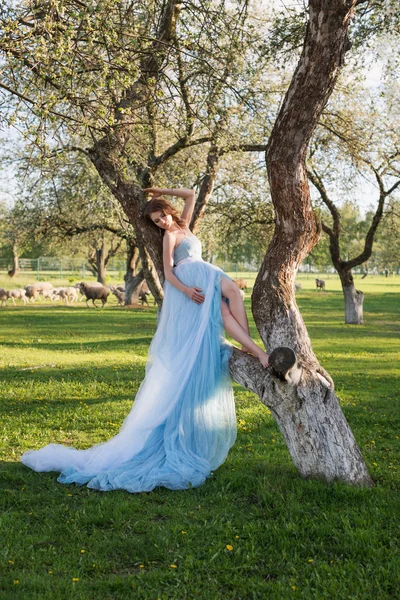 Joven novia posando en el parque — Foto de Stock