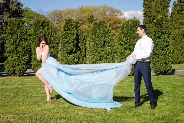 Blijde jong stel plezier in het Park — Stockfoto