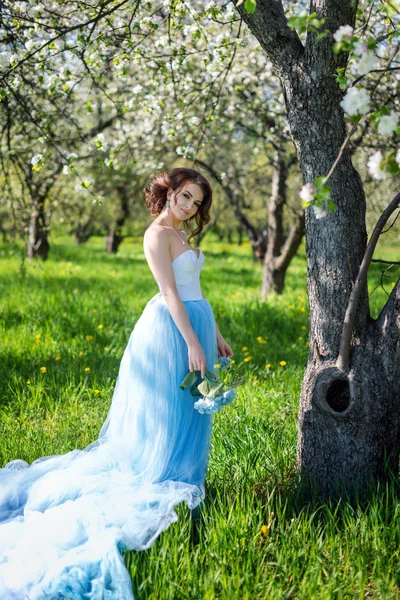 Молодая невеста позирует в парке — стоковое фото