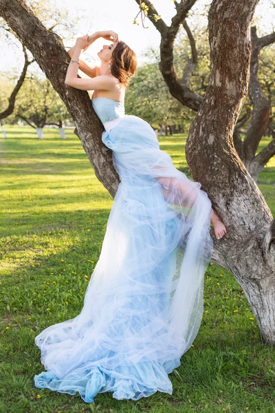 Joven novia posando en el parque — Foto de Stock