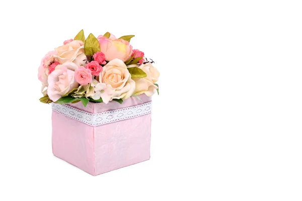 Букет цветов в коробке изолированы на белом фоне — стоковое фото