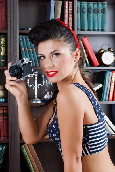Pinup-Frau mit Retro-Kamera posiert — Stockfoto