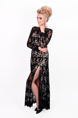 Kabarık saç modeli ile zarif siyah gece elbisesi güzel bayan. Moda fotoğraf.