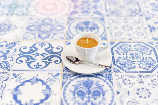 Кофе эспрессо на белой и синей плитке — стоковое фото
