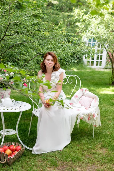 Pretty woman with box of apples havig fun in the summer garden. Outdoor celebration, tea party. — Stock Photo, Image
