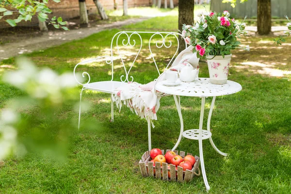 Jardín de verano con ambiente de fiesta de té. Decoraciones exteriores . — Foto de Stock