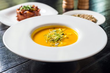 tahıl ekmeği ile kabak çorbası