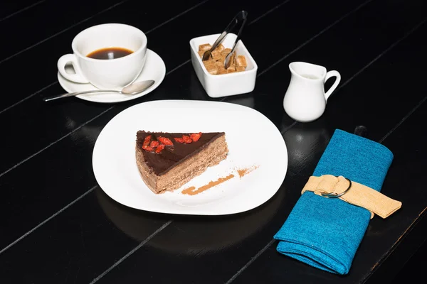 Copa de café y delicioso pastel sobre fondo de mesa de madera oscura . —  Fotos de Stock