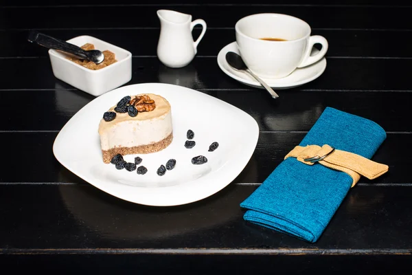 Copa de café y delicioso pastel sobre fondo de mesa de madera oscura . —  Fotos de Stock