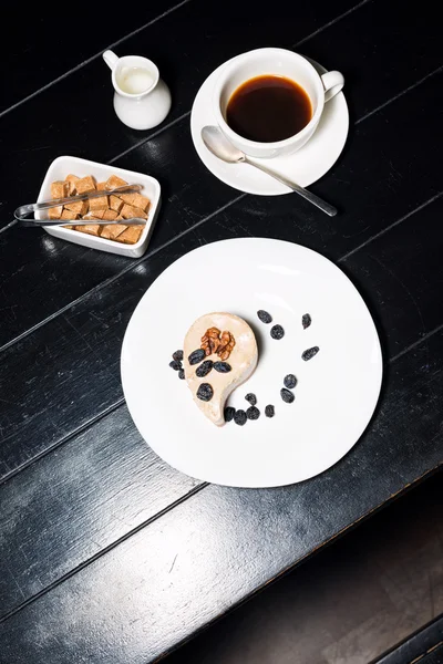 Xícara de café e bolo delicioso no fundo da mesa de madeira escura . — Fotografia de Stock