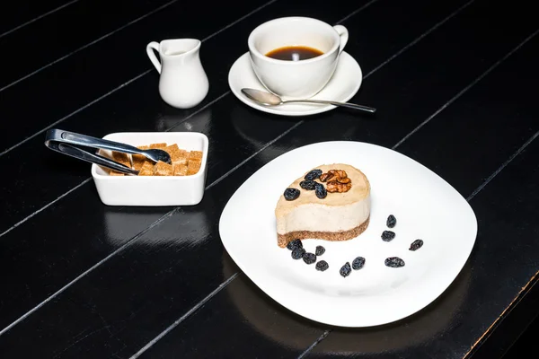Xícara de café e bolo delicioso no fundo da mesa de madeira escura . — Fotografia de Stock
