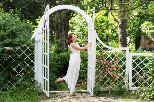 Pretty woman havig fun in the summer garden. Outdoor celebration, tea party. — Stock Photo, Image