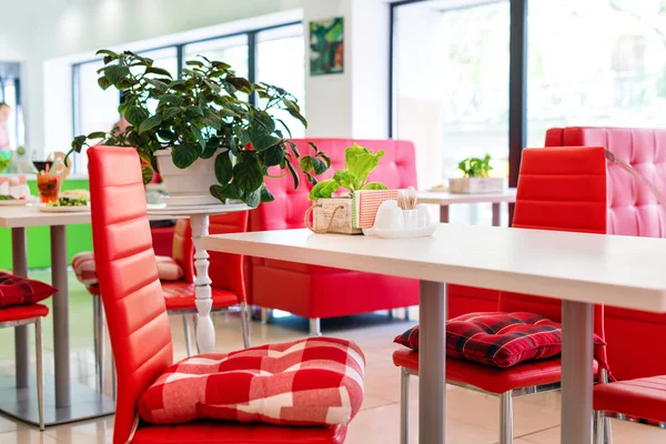 Nowoczesny design wnętrza restauracji w kolory biały i czerwony z roślin. — Zdjęcie stockowe