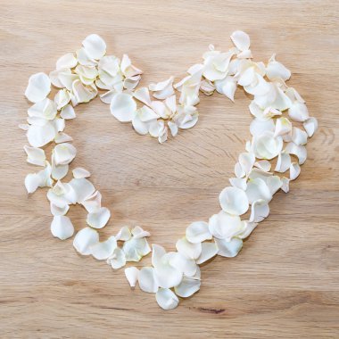 Kalp beyaz gül yaprakları yapılmış. Sevgi ve romantik Tema.