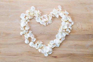 Kalp beyaz gül yaprakları yapılmış. Sevgi ve romantik Tema.