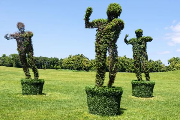 Figurklippning trädgård skulptur gjord av gräs - mannen figur. Eco och natur koncept. — Stockfoto