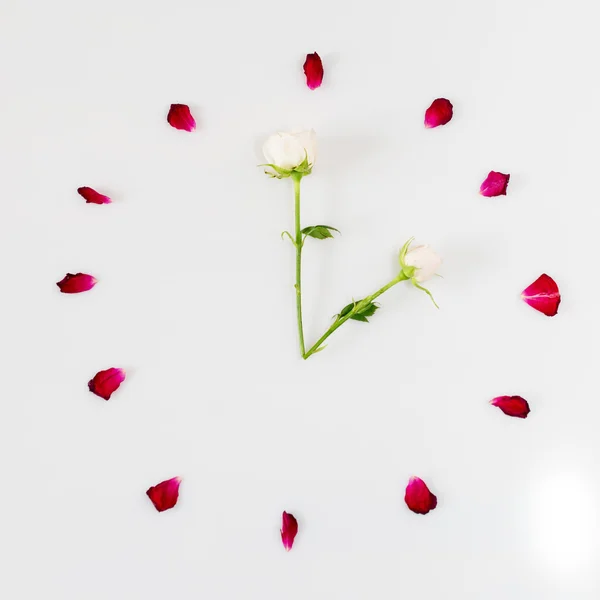 Volto di orologio fatto di petali di rosa. Concetto temporale . — Foto Stock