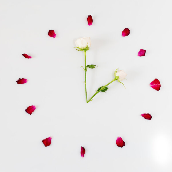 Часы с лепестками роз. Концепция времени
.