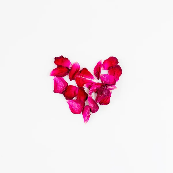 Hart gemaakt van rozenblaadjes. Liefde en romantische thema. — Stockfoto
