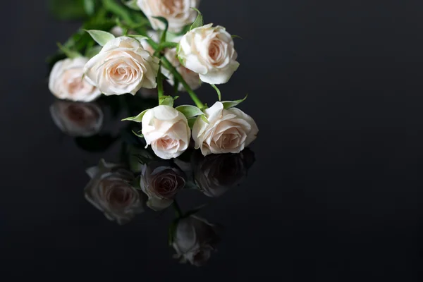Άσπρα τριαντάφυλλα με αντανάκλαση — Φωτογραφία Αρχείου