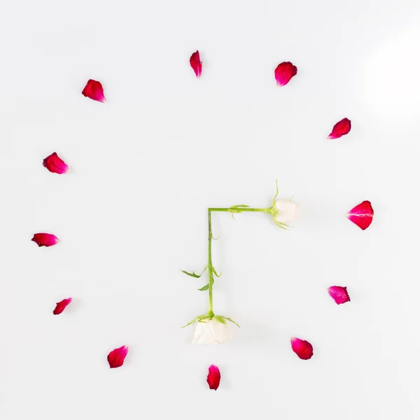 Cara de reloj hecha de pétalos de rosa. Concepto de tiempo . —  Fotos de Stock